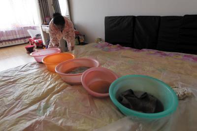 黄浦楼上漏水，住户失联，小区没物管，业主维权难！律师来支招……